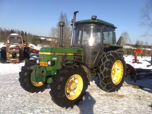 john deere 2040s ja taustalla massey-ferguson 165s multipower.
puun ajusta tullut ja juontokoura on esme.
Avainsanat: john deere2040s