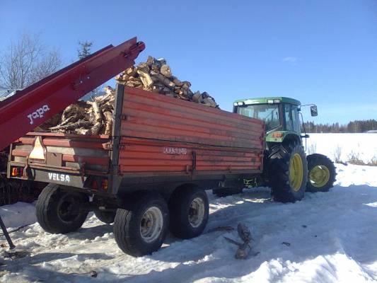 john deere 6200 ja velsa75
varmaan menee niin pitkälle ku löpö riittää...
Avainsanat: john deere 6200 ja velsa75