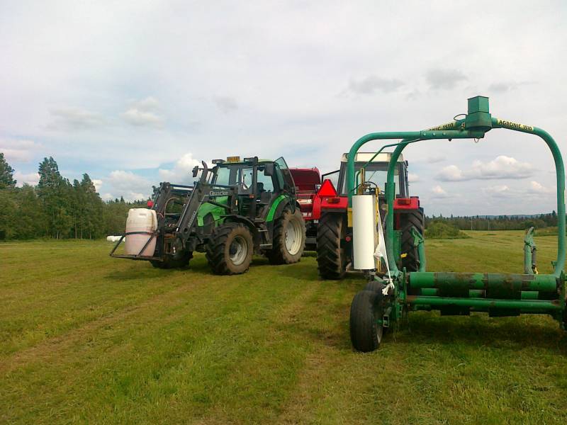 Doitzi, Vicon, Urkki ja Agronic
Kesänen kuva talaven iloksi. Nuillapa tehhään rehua. Niittoraktorina 6100 peura.
Avainsanat: ursus deutz vicon agronic