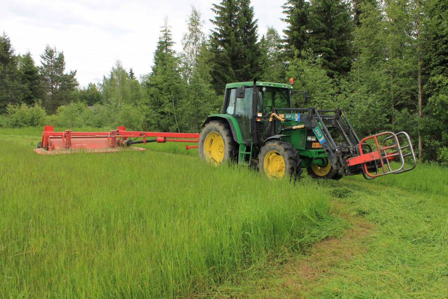 Peura & Taarup
Rehunteko `12
Avainsanat: john deere taarup rehu