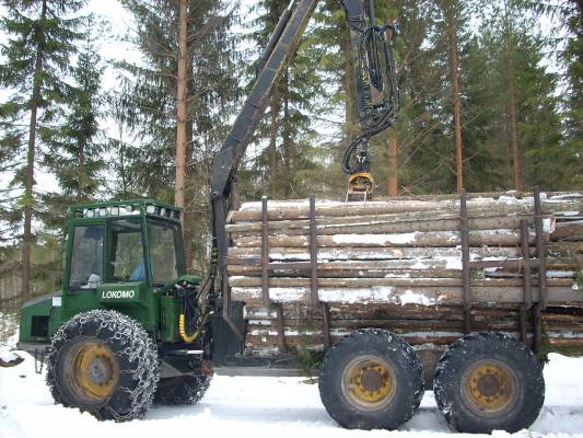 Lokomo 910
Hankintapuiden ajua lokomolla
Avainsanat: lokomo metsäkone ajokone