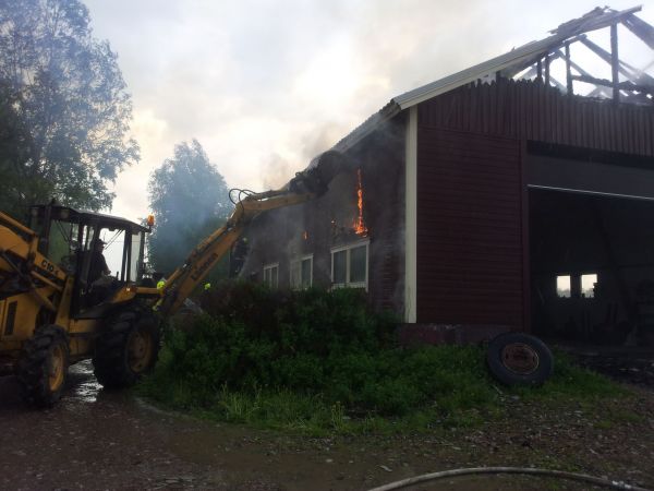 remonttiii
kuva 10. kaivurilla seinää auki jotta saadaan kaikki palopesäkkeet sammutettua. tuli eteni hyvin seinän tuuletus tilassa.
Avainsanat: remonttii