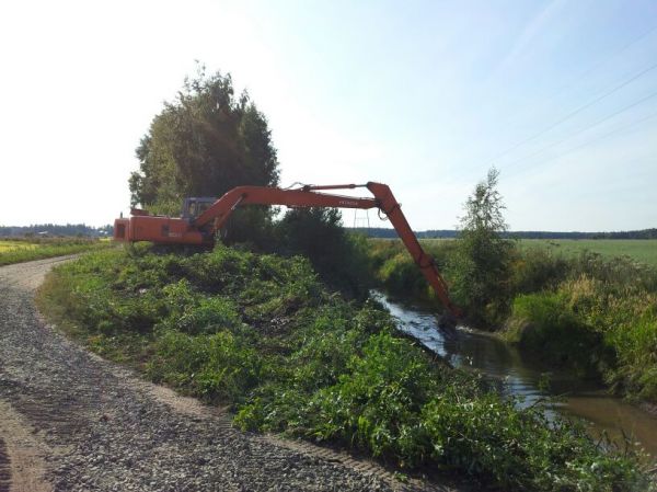 ojan niittoo
Ruohot ja puskat poikki ja pois ojasta ja ojan varresta. 5 cm paju menee kauhan terällä viel kohtuudella poikki. 
Avainsanat: oja hitatsi niittokauha