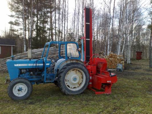 Puuntekokone
ford 3000 ja hakki pilke
Avainsanat: puuntekoa ford 3000