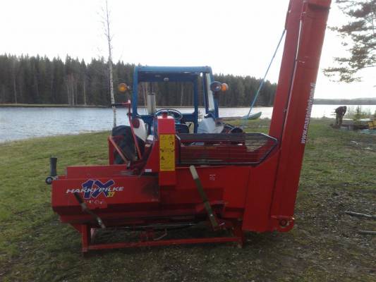 ford 3000 ja hakki pilke
NÄillä tehdään puut 
Avainsanat: ford 3000 hakki pilke