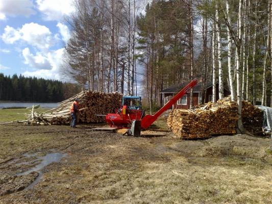 puuntekoa
Isä tekemässä talvella ajettuja puita 
Avainsanat: puuntekoa for 3000 hakki pilke