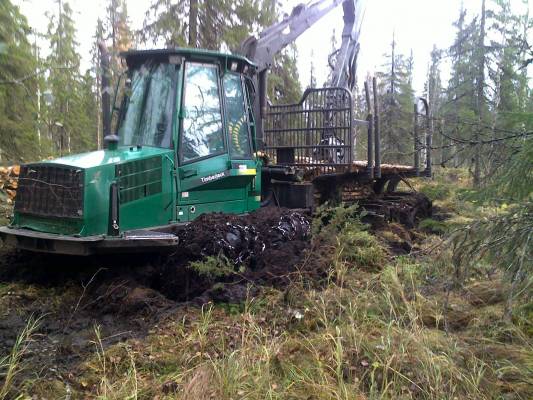 hakkuu hommissa..
tämmösiä mukavia rapakoita pitää hakata vaikka vieressä olis kangas maat..
Avainsanat: timberjack