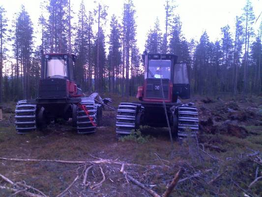 Valmet 890.2 & Kockums 85-35 Turbo
piti kävässä valtsulla vanhusta auttelemassa ku ois jääny niin pahasti jälkeen
Avainsanat: Valmet 890.2 Kockums 85-35 Turbo