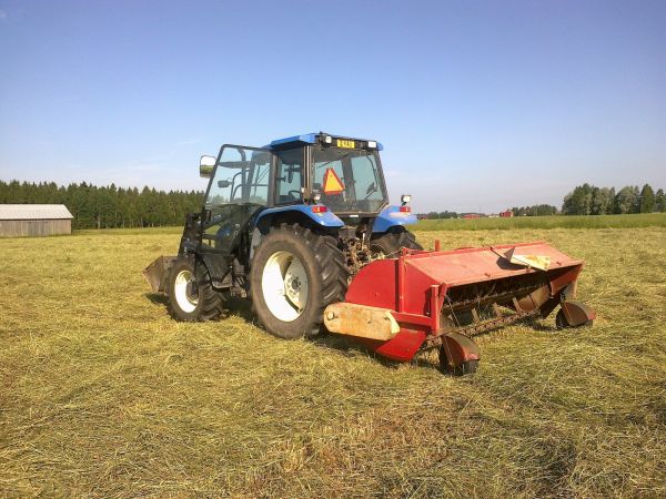 NH TS 90 ja Elho 300
Pöyhintöjä. Tulipa nuo heinät tehtyä, vielä hyvän sään aikanakin, vaikka säätiedotteiden mukaan olisi pitänyt sataa lähes päivittäin.
Avainsanat: NH TS 90 Elho 300