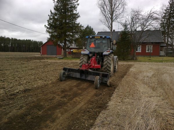 NH TS 90 ja Jykevä H15 300
Vesivaot tuli tukittua, kosteitakin paikkoja vielä löytyy, saatika että tuonne kylmään maahan kannattaisi mitään vielä kylvää.
Avainsanat: NH TS 90 ja Jykevä H15 300