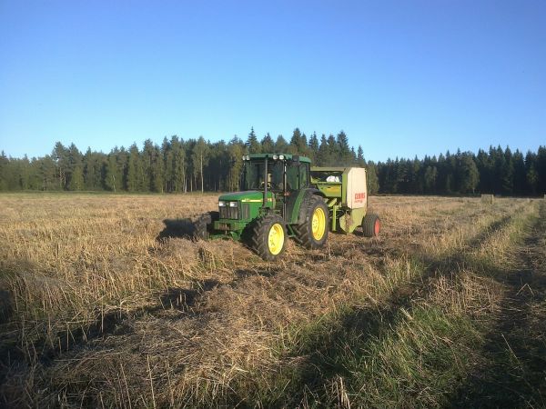 JD 5510 ja Claas 46
Rypsin olkien paalausta ilta-auringossa.
Avainsanat: JD 5510 Claas 46