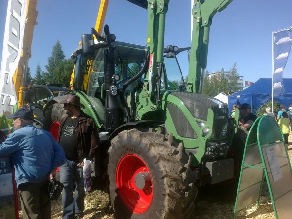 Fendt 516
Fentin iso nelonen.
Avainsanat: Fendt 516 Farmari