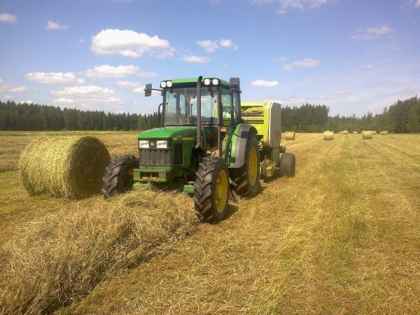 JD 5510 ja Claas 46
Pikkujontikan mahan alusta ahdistaa jo kelapöyhimen karholtakin.
Avainsanat: JD 5510 Claas 46