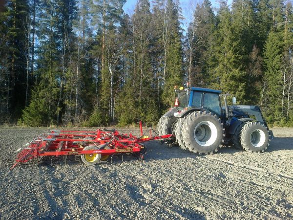 Valtra N141 ja Väderstad NZA 600 T
Ensiajoja uudella äkeellä. Huomenna vehniä ja kauroja maahan.
Avainsanat: Valtra N141 Väderstad NZA 600 T