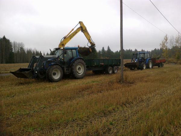 Ojien auki kaivuuta
Valtra N141, Palms 1200, NH TS 90 ja Velsa 110
Avainsanat: Valtra N141 Palms 1200 NH TS 90 Velsa 110