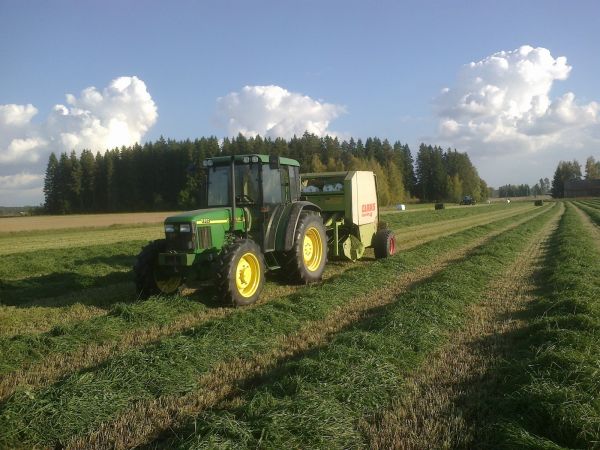 Rehun tekoa
JD 5510 ja Claas 46
Avainsanat: JD 5510 Claas 46