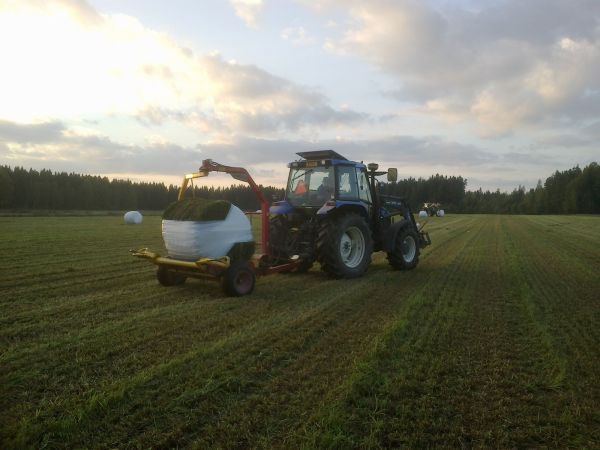 NH TS 90 ja NHK 1600
Käärintöjä. On vähän erilainen syksy kuin viime vuonna. Viimeisistä kunnon sateista on kuukausi ja ilmastointi saa huutaa täysillä, vaikka ollaan syyskuun puolivälissä. 
Avainsanat: NH TS 90 NHK 1600