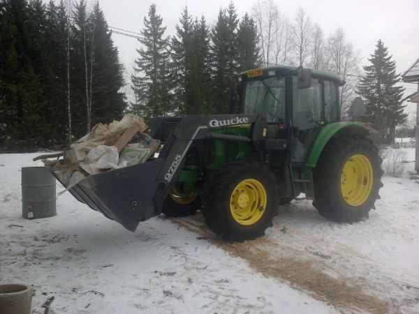 Liiterintyhjennys
Isä osti tuollaisen JD 6020:n quicke 755 kuormaimella. Laukkaselle saa viedä ihan ensmäitteeks, on meinaan tyhjänäkin aivan helvetin laiska. Ei ole mikään ajoelämys muutenkaan...
Avainsanat: JD 6020 quicke 755