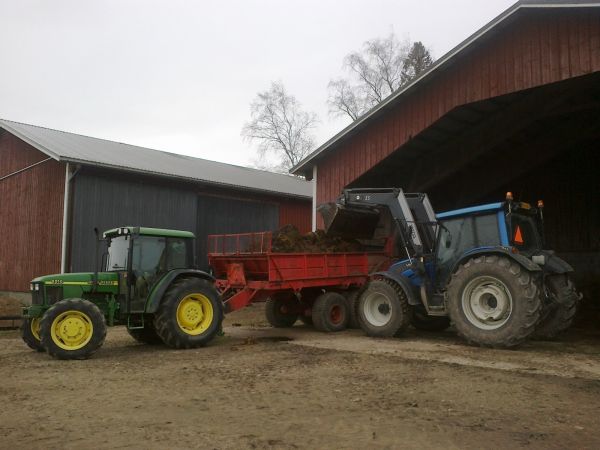 Sonnan kuormausta
JD 5510, Belarus ja Valtra N141
Avainsanat: JD 5510 Belarus Valtra N141