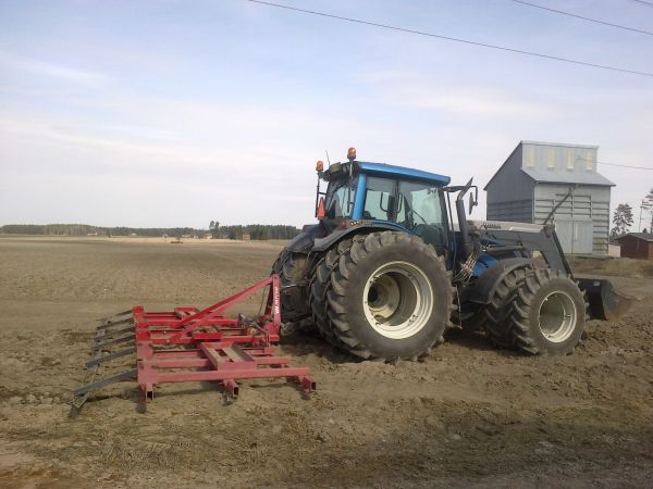 Tasausten alottelua
Valtra N 141 ja VM 640
Avainsanat: Valtra N 141 VM 640