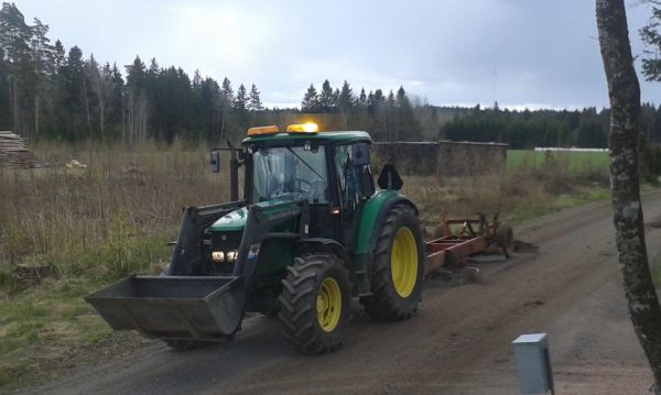 JD 6320 SE
Kun sateet haittaa peltotöitä, niin lanataan sitten tietä.
Avainsanat: John Deere JD 6320 SE