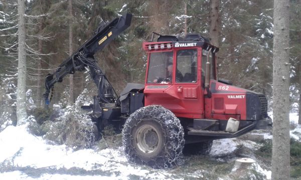 Hiukan vanhempaa konekantaa ilmestyi metsään
Valmet 862
Avainsanat: Valmet 862