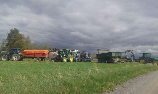 Tukin sahausta
Valtra N 141, JD 6320, Laimet 130, Valtra 6850, JD5510 ja Vreten 65-40/9tn
Avainsanat: Tukin sahaus