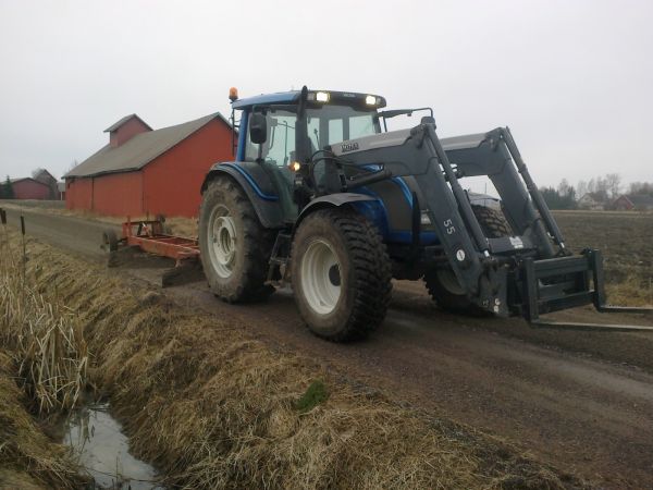Valtra N141
Eipä ole koskaan ennen tullut lanattua helmikuussa. Linko ei ole ollut tänä talvena kertaakaan perässä, mutta en siihenkään usko että se kevättä nyt jo alkaisi tekemään.
Avainsanat: Valtra N141 lanaus