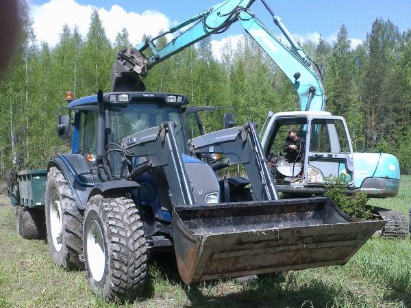 Valtra N141, Palms 1200 ja Koppelo
Metsästysseuran ojanpuhdistustalkoot.
Avainsanat: Valtra N141 Palms 1200 Koppelo