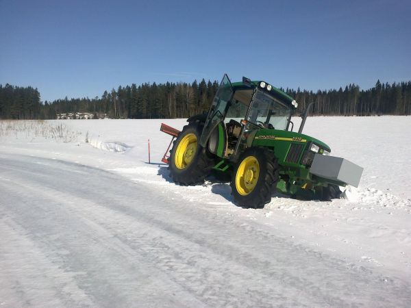 JD 5510 ja Hakki
Plussakelit tekivät tiet liukkaiksi, tarttis vaan malttaa ajella tarpeeksi hiljaa. Kuva otettu Nokia C5:lla, kamera tulee tästä lähtien jäämään kotiin.
Avainsanat: JD 5510 ja Hakki