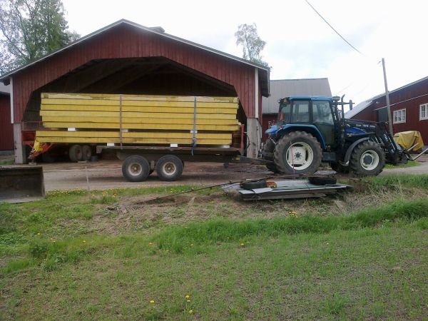 NH TS 90 ja Velsa 110
Tuli villakuorma haettua, käyttökohdetta en tiedä kun ei tule tähän talouteen. Oli muuten takapainoinen kuorma, vaikkei villa nyt mitään painakkaan.
Avainsanat: NH TS 90 Velsa 110