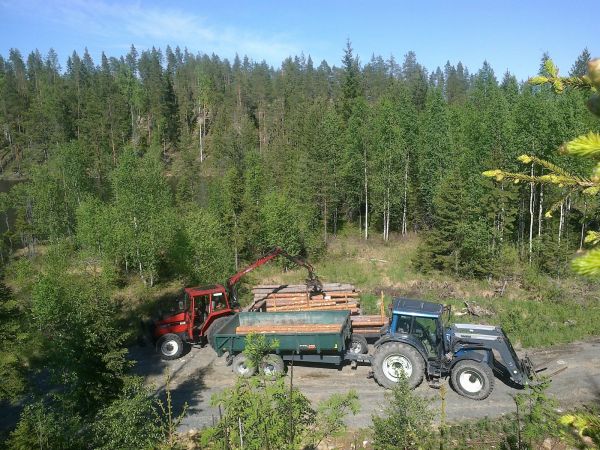 Sahauskuormien teossa
Valmet 605, Patu 2710, Palms 1200 ja Valtra N141
Avainsanat: Valmet 605 Patu 2710 Palms 1200 Valtra N141