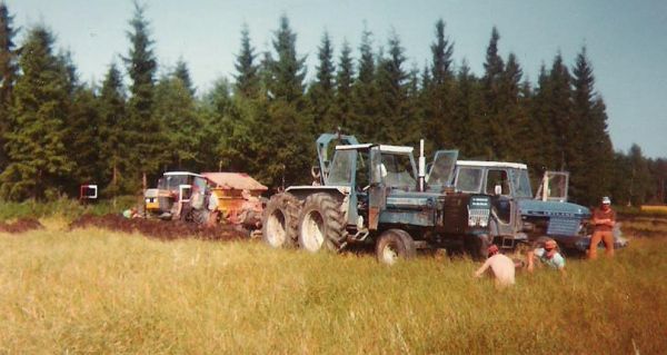 Tiiliputkisalaojitusta vuodelta -82
Leyland on meidän, muut ojittajan. Veikatkaapas mallit, kun kuva on minua 10 vuotta vanhempi niin on paha tietää. 
Avainsanat: Ursus Ford Leyland salaojitus Tiiliputkisalaojitus