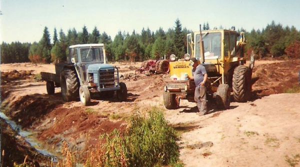 Urakoitsija piiriojia kaivamassa vuonna 82
Vammaskersantti 6600:n alustalla, DB 950 + ek ja Leyland minkä perässä tuhtit 7t -70, mitkä olivat vielä tänäkin vuonna aktiivisessa viljanajossa.
Avainsanat: Vammaskersantti 6600 DB 950 Leyland Tuhti 7t