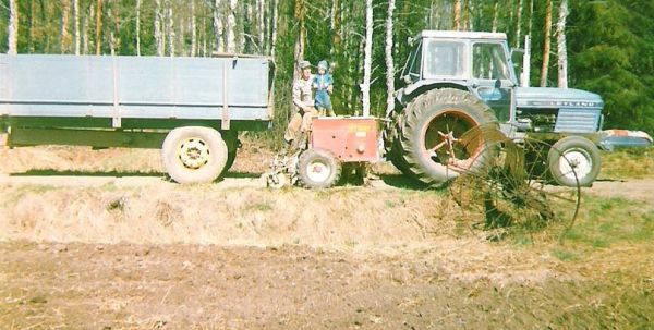 Kylvökoneen täyttöä vuonna 85
Leyland, Tume ja Täyttökärryn edessä takaveto Zetor 70-luvulta mistä en ole löytänyt kuvaa.
Avainsanat: Leyland Tume