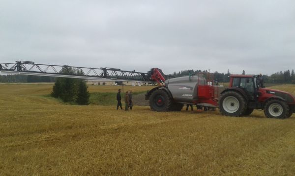 Valtra T 191 ja Horsch Leeb GS 8000
Laaksosen Timon keväällä tullut ruisku Horschin työnäytöspäivässä Paappalassa.
Avainsanat: Valtra T 191 Horsch Leeb GS 8000 ruisku työnäytöspäivä