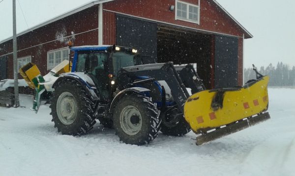 Toinen lenkki heitetty
Valtra N141, AT 250 ja perhosaura.
Avainsanat: Auraus valtra n 141 Alatalkkari 250