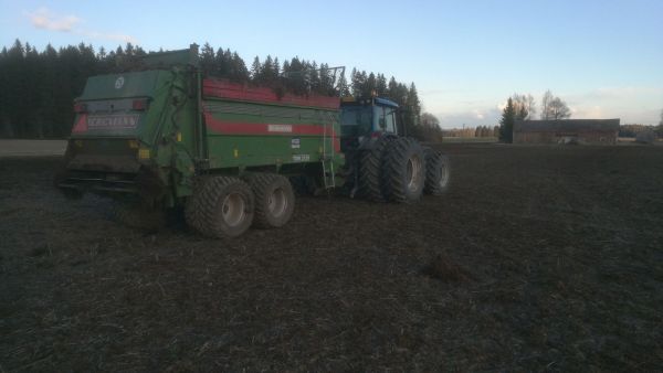 Valtra N141 ja Bergmann TSW 2120
Sonnan ajoa vuokrakärryllä.
Avainsanat: Valtra N 141 Bergmann TSW 2120