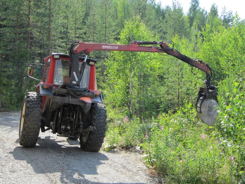 Valmet 605 ja Patu 2710
Kivien siirtoa ajouran varresta.
Avainsanat: Valmet 605 Patu 2710