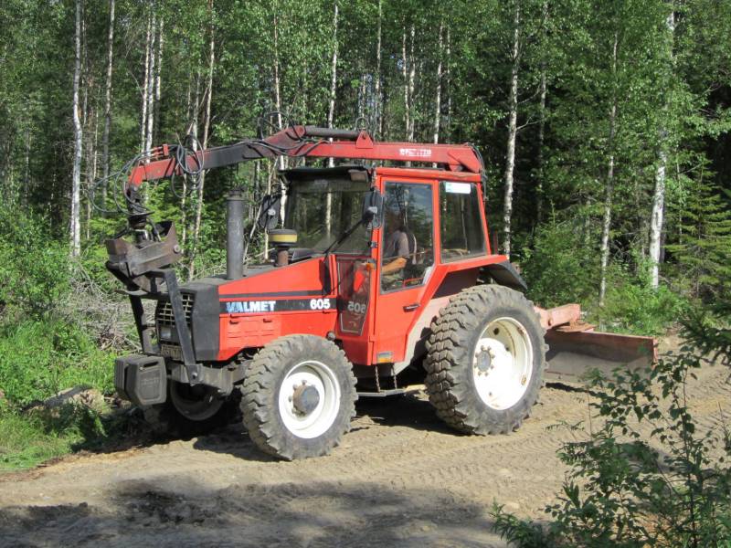 Tasoittelukone
Valmet 605 ja VM 250
Avainsanat: Valmet 605 VM 250