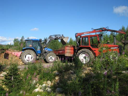 Lounais-Suomen Nyykkäri ja Itä-Suomen Valmetti maanajossa 
VM 250, NH TS90, Isme 1700L, Velsa 110, Valmet 605 ja Patu 2710
Avainsanat: VM 250, NH TS90, Isme 1700L, Velsa 110, Valmet 605 Patu 2710