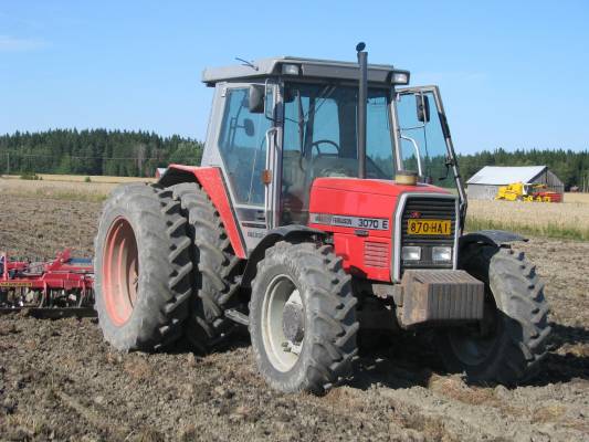 MF 3070 E Ja Potila sph 480
taustalla SR 2055 urakoimassa
Avainsanat: MF 3070 E Potila sph 480 Sampo Rosenlew 2055