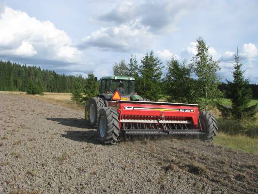 Rukiin kylvöillä
JD 5510 ja Tume HKL 3000
Avainsanat: JD 5510 Tume HKL 3000