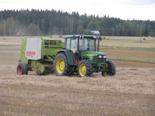 pahnojen paalausta
JD 5510 ja Claas Rollant 46
Avainsanat: JD 5510 Claas Rollant 46