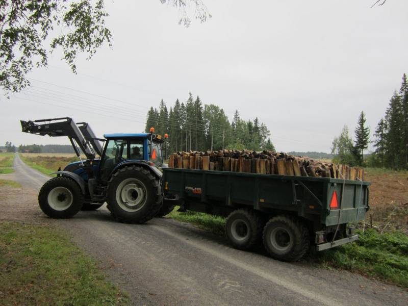 Valtra N141 ja Palms 1200
12 mottia halkoa paluukuormana Itä-Suomesta.
Avainsanat: Valtra N141 Palms 1200