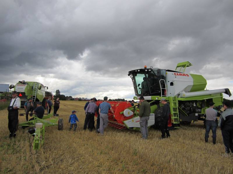 Claassin "Demopäivä" Koskella 30.8
Claas Tucano 320, pöytävaunu ja Claas Avero 240. Vartin päästä kuvanotosta satoi kaatamalla.

Avainsanat: Claas Tucano 320 pöytävaunu Claas Avero 240