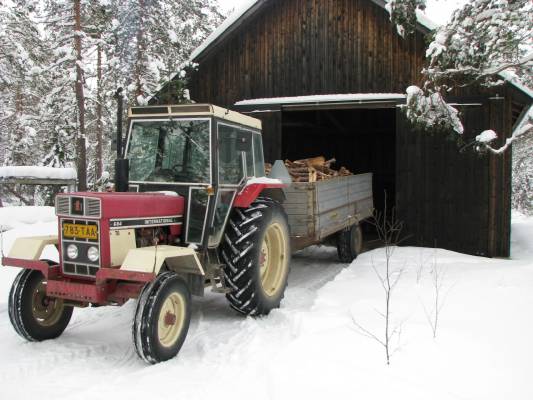 Kävin natikalla klapikuorman hakemassa
IH 684 TA ja Tuhti
Avainsanat: IH 684 TA Tuhti