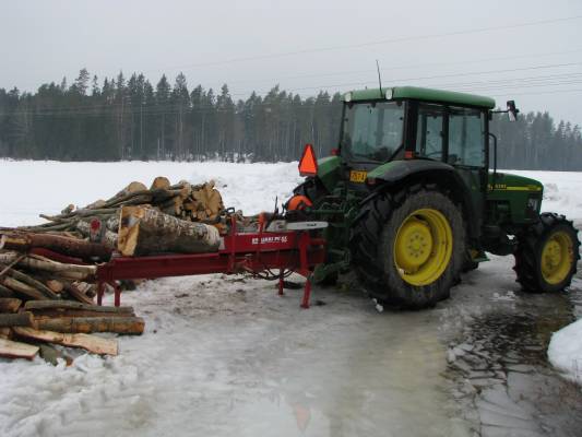 Halon tekoa
Hakki, Partner 460, Stihl 18 tuuman laipalla ja JD 5510
Avainsanat: Hakki Partner 460 Stihl JD 5510