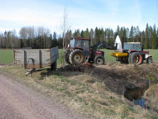 Typpeä rukiille
Tuhti, Valmet 655, Sami 700 ja IH 684 
Avainsanat: Tuhti Valmet 655 Sami 700 IH 684