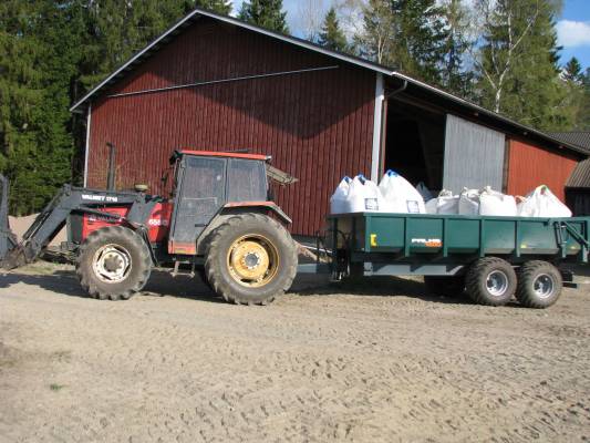 Apulannan ja siementen kuskausta
Valmet 655 ja Palms 1200
Avainsanat: Valmet 655 Palms 1200